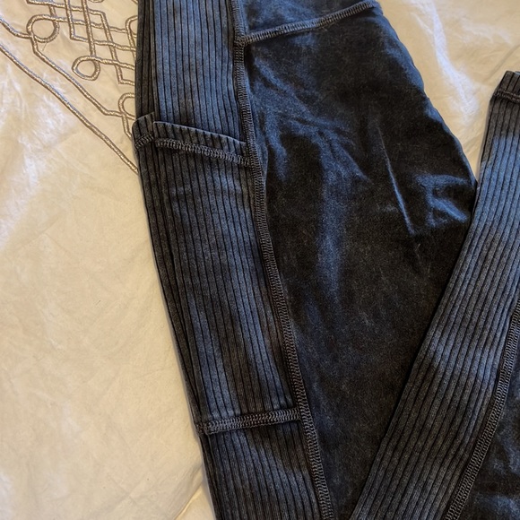 OG hi-rise pocket legging. Size small, brand new - Picture 2 of 5